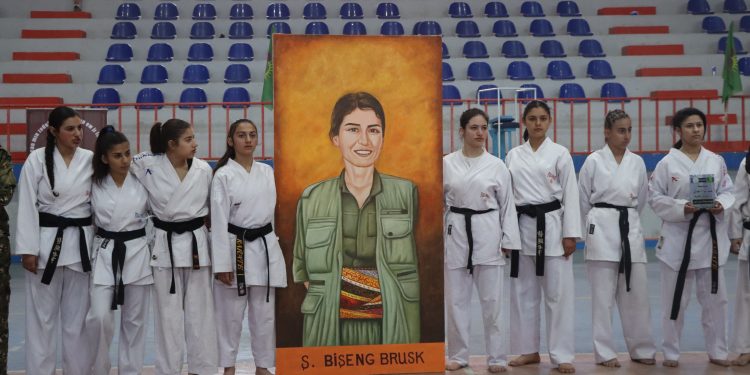 ‘Jinên Azadîxwaz wê 8’ê Adarê bi azadiya Rêber Apo tacîdar bikin’