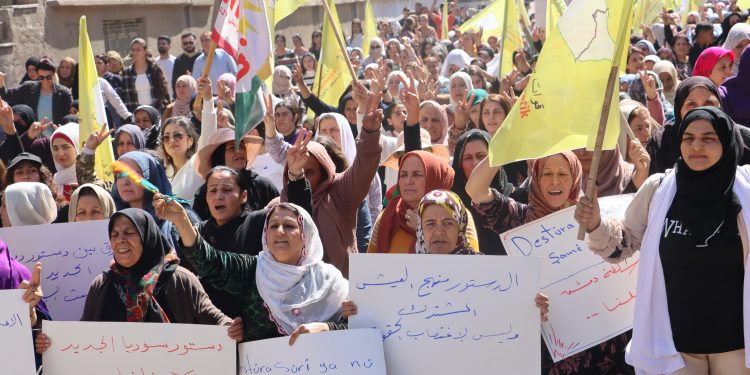 Şîniyên kantona Cizîrê reşnivîsa Destûra Sûriyê şermezar kirin