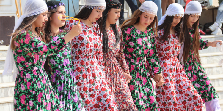 Ji bo Newrozê Şahiyek li li Dibistana şehîd Yûsiv El-Ezeme hat lidarxistin