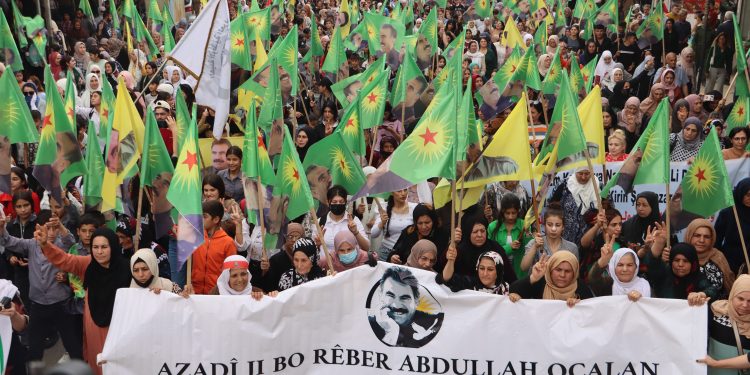 Şîniyên Qamişlo ji bo Azadiya Rêber Apo meşiyan