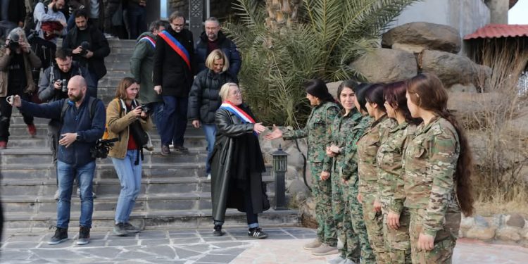 ‘Şandeyên welatên Ewropî û Ereban YPJ’ê sîwana hemû jinan dibînin’