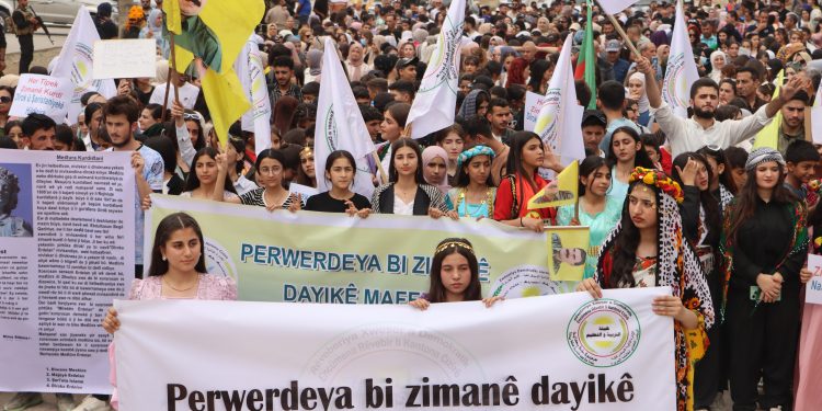 Bi meşekê girseyî Roja Zimanê Kurdî li Qamişlo hat pîrozkirin
