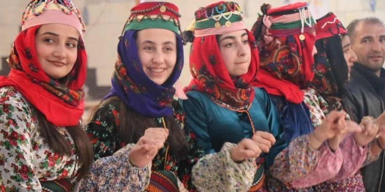 ‘Em bi feraseta çanda resen, çanda nûjen diafrînin’