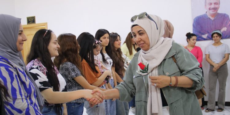 Şehrîbana Kurdî li bajarê Dêrîkê bi coş hat pêşwazîkirin