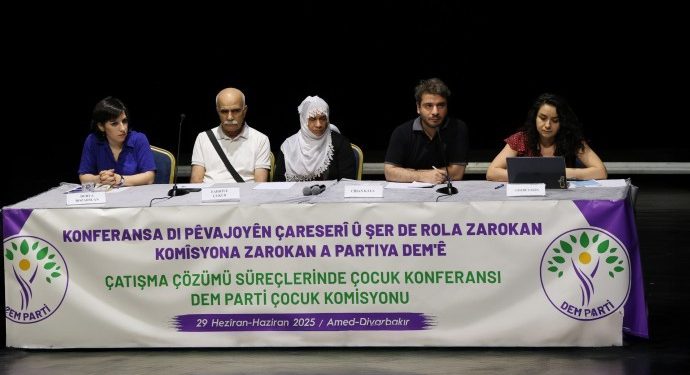 ‘Di pêkanîna projeya “Aştî û Civaka Demokratîk” de rola zarokan”