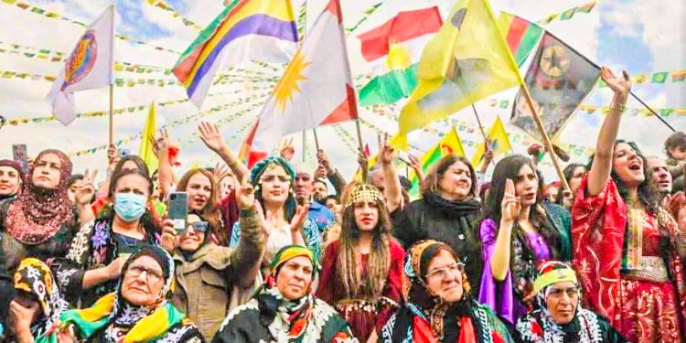 Eniya demokratîk li hemberî eniya desthilatdar hêza avaker e