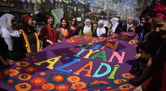 Pêşengê Aşitî û Civaka Demokratîk jin e