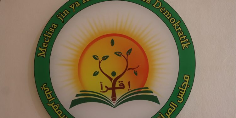 ‘Hikumeta Veguhêz bi navê ol pirrengiya Sûriyê û hebûna jinê tune dike’