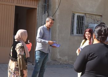 Nameya Rêber Apo ya 8’ê Adarê wek birûşûran li tevahî bajarê Dêrikê hat belavkirin