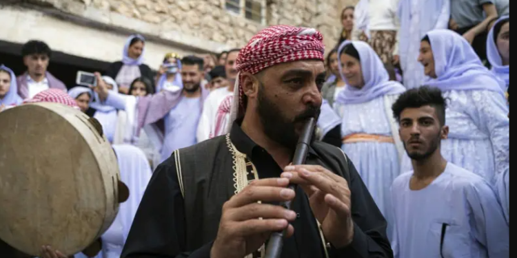 Perestgeha Laleşê ji bo pîrozkirina cejinê bi hezaran Êzîdiyan pêşwazî dike