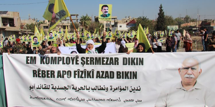 ‘Em Komployê Şermezar Dikin, Rêber Apo Fîzîkî Azad Bikin’
