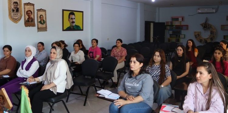 Rêveberiya HTŞ’ê hebûna jinan di avakirina Sûriyeke nû de tune dihesibîne