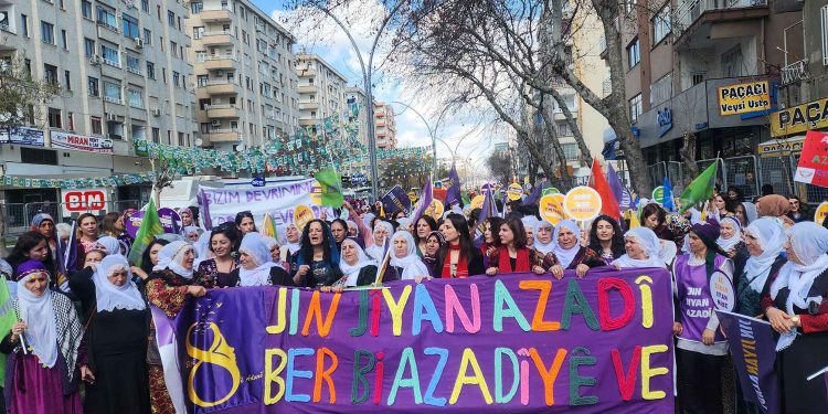 Ma gengaz e di serdema ku 8’ê Adarê bi Jin Jiyan Azadî tê xemlandin, were rakirin!