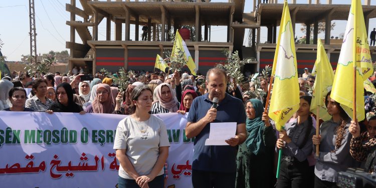 Insiyatîfa Gel û Kombenda Efrîn a Civakî li Qamişlo êrişên li ser Şêxmeqsûd û Eşrefiyê şermezra kir