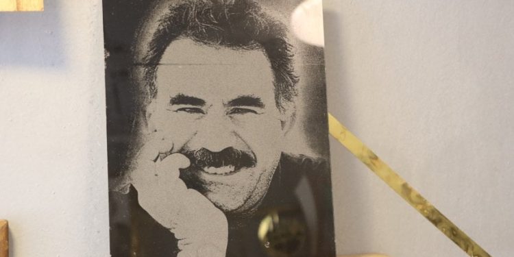 Diyar Yûsif darê bêdeng vedguherîne tabloyên zindî
