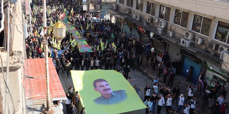 Ji bo azadiya Rêber Apo şêneyên Qamişlo daketin qadan
