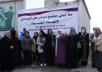Meclîsa Kombûna jinan a Zenûbiya li Reqayê pankartên 25’ê Mijdarê daliqandin