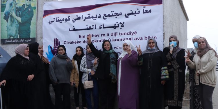 Meclîsa Kombûna jinan a Zenûbiya li Reqayê pankartên 25’ê Mijdarê daliqandin
