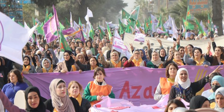 Li Reqayê bi boneya 25` ê Mijdarê meşeke girseyî hat lidarxistin