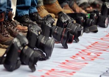 Rojnamevanên Ragihandina Azad piştgiriya xwe ji Rojava ta Bakurê Kurdistanê raber dikin