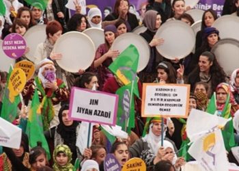 ‘Ji jineke bêdeng bûm dengê jinan’