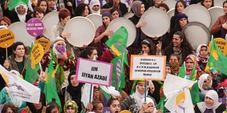 ‘Ji jineke bêdeng bûm dengê jinan’