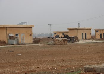 Koçberên Efrînê: Ji ber nebûna dibistanê zarokên me bê xwendin mane