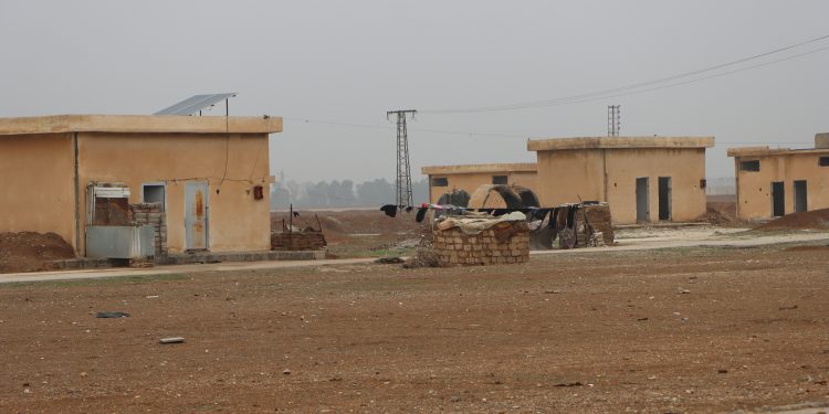 Koçberên Efrînê: Ji ber nebûna dibistanê zarokên me bê xwendin mane