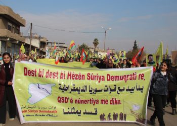 ‘Dest Bi Dest Bi Hêzên Sûriya Demokratîk Re’