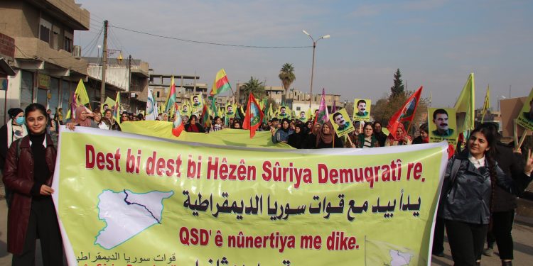 ‘Dest Bi Dest Bi Hêzên Sûriya Demokratîk Re’