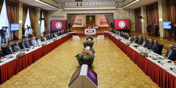 ‘AKP’ê bi rengê ewlehî, ne qanûnî nêzî pêvajoyê dibe’