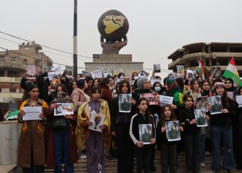 Jinên ciwan qutkirina keziya şervana Kurd şermezar dikin