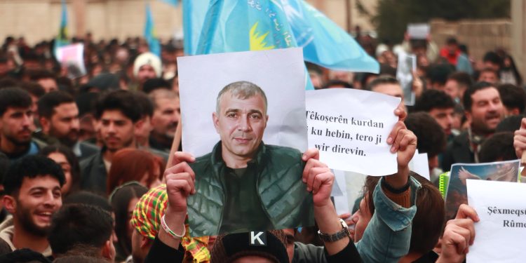 Çend wêne ji rêzeçalakiyên Zanîngeha Rojava li bajarê Qamişlobi kamîreya Hemza Sêvo