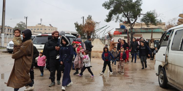 Bi hezaran malbatên Efrînê yên li Tebqayê berê xwe dan Kantona Cizîrê  