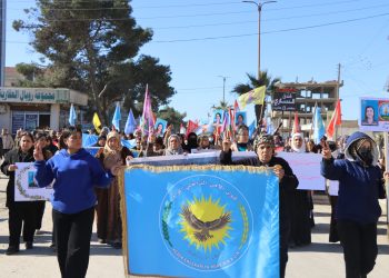 Şêniyên bajarê Reqayê meşeke girseyî ji bo komkujiyên li şêxmeqsûd û Eşrefiyê lidar xist