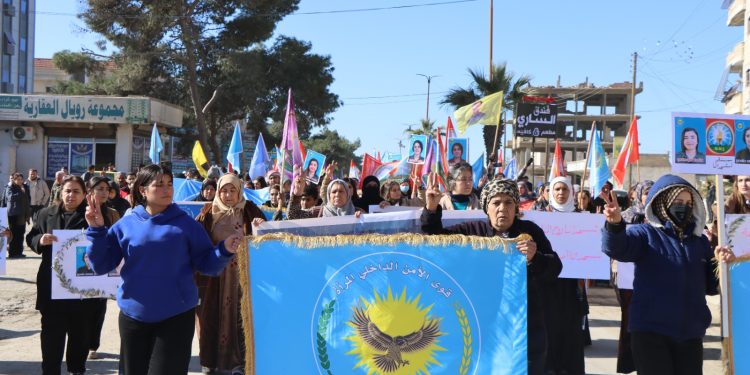 Şêniyên bajarê Reqayê meşeke girseyî ji bo komkujiyên li şêxmeqsûd û Eşrefiyê lidar xist