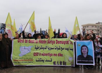 Şêniyên bajarê Dêrikê ji bo piştgiriya QSD’ê meşek lidarxistin