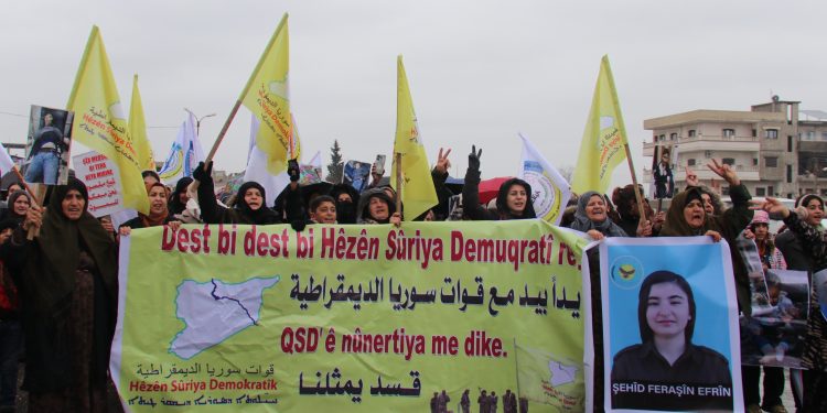 Şêniyên bajarê Dêrikê ji bo piştgiriya QSD’ê meşek lidarxistin