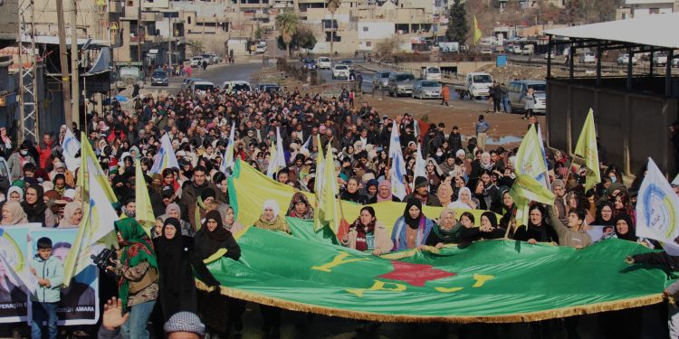 Di salvegera 11’mîn ya rizgarkirina Kobanê de Şêniyên Dêrikê meşek li darxist
