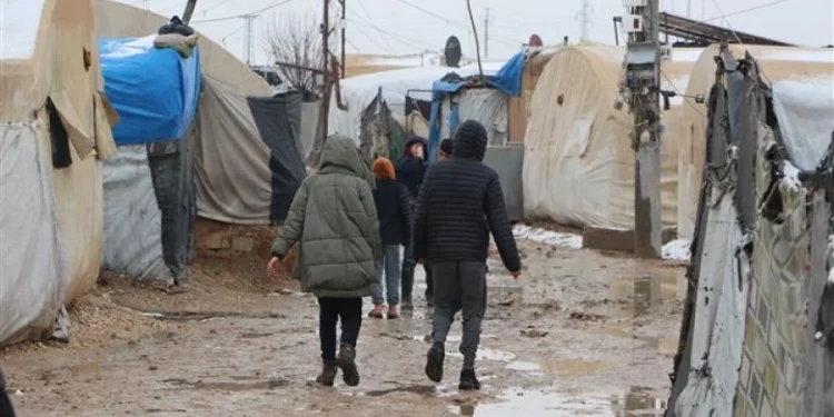 Koçber bi sermaya zivistanê re di kamp û dibistanan de dijîn