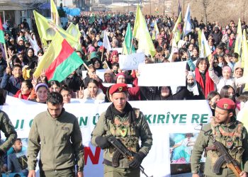 Li Dêrîkê meş ji bo piştgiriya gelê Şexmeqsûd û Eşrefiyê hat li darxistin  