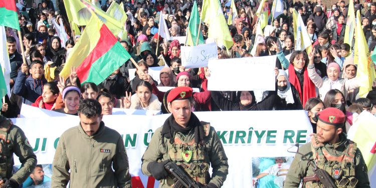 Li Dêrîkê meş ji bo piştgiriya gelê Şexmeqsûd û Eşrefiyê hat li darxistin