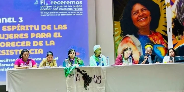 Jinên Rojava beşdarî konferansa cîhanî ya jinan li Bogotayê bûn