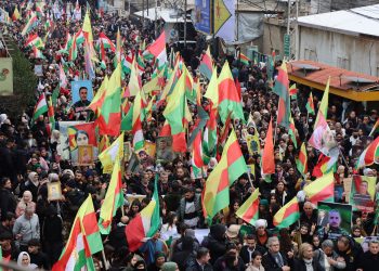 Bi hezaran şeniyên Qamişlo di çarçoveya çalakiyên 1’ê Sibatê de meşek girseyi li darxist