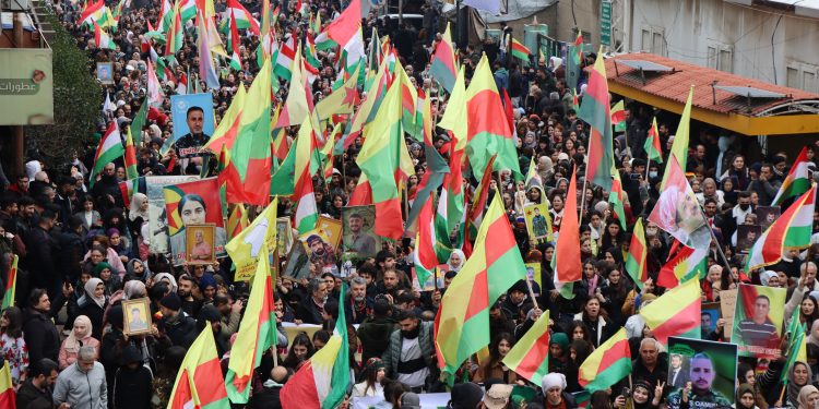 Bi hezaran şeniyên Qamişlo di çarçoveya çalakiyên 1’ê Sibatê de meşek girseyi li darxist