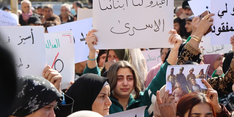 Malbatên dîlgirtiyan banga diyarkirina çarenûsa zarokên xwe dikin