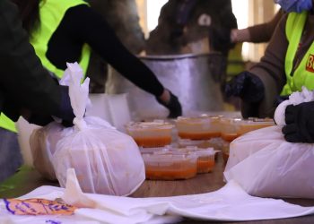 Dezgeha Xêrxwaziya Berzanî 11 roj in xwarina germ ji bo koçberan amade dike