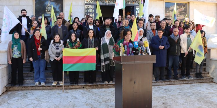 Hunermendên Kurd piştgiriya xwe ji bo şoreşa Rojavayê Kurdistanê dan xuyakirin