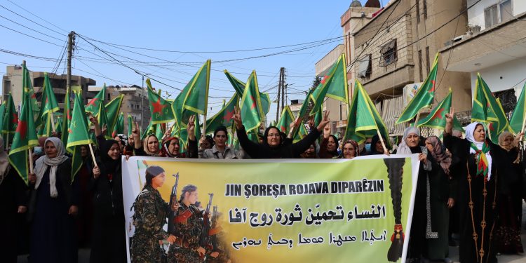 Kongra Star ji bo piştgiriya YPJ’ ê li bajarê Qamişlo meşek lidar xist