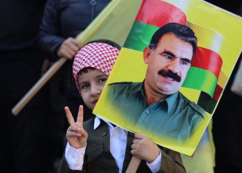 Çend wêne ji meşa li dijî komploya navnetewî li bajarê Qamişlo, bi kamîreya Hemza Sêvo